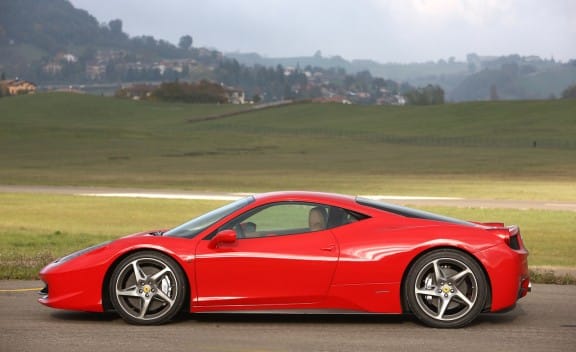 Kırmızı Ferrari 458 Italia yandan profil görünümü