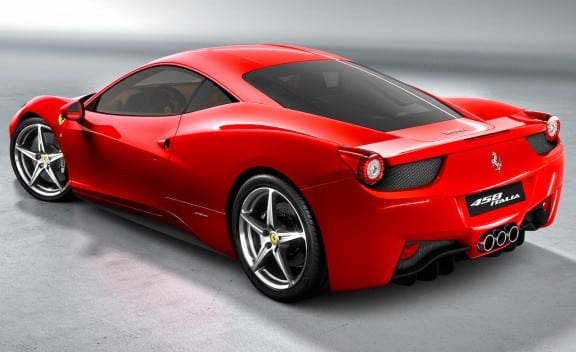 Kırmızı Ferrari 458 Italia arka üç çeyrek görünüm ve üçlü egzoz