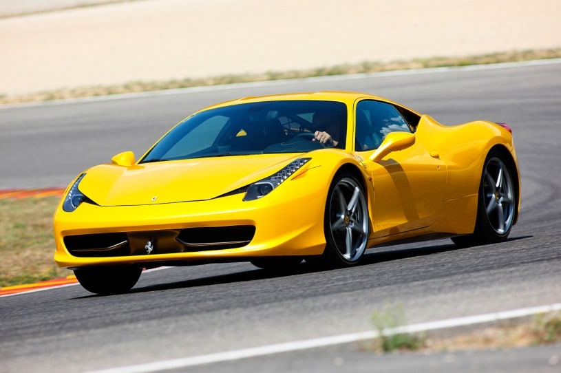 Sarı Ferrari 458 Italia pist üzerinde önden üç çeyrek görünüm