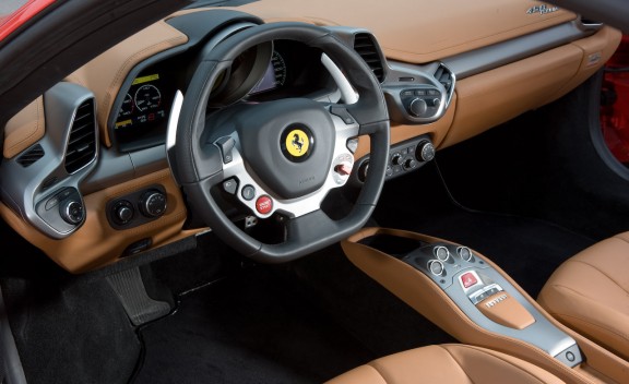 Ferrari 458 Italia kahverengi deri kokpit ve orta konsol