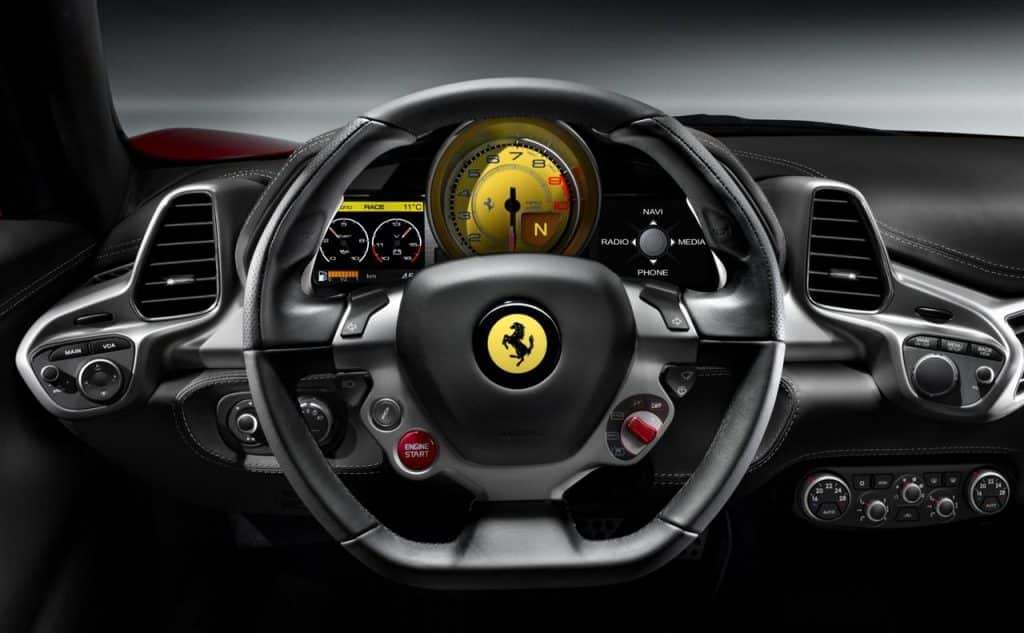 Ferrari 458 Italia direksiyon kumandaları ve sarı devir göstergesi