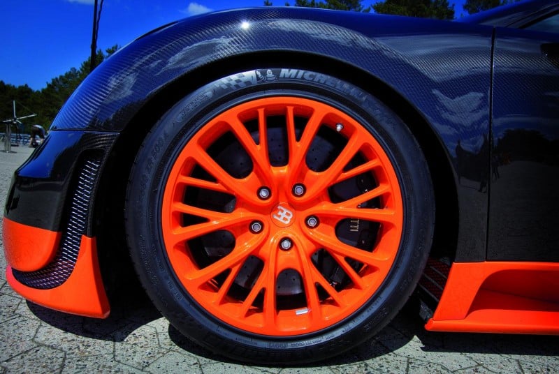 Bugatti Veyron 16.4 Super Sport turuncu jant ve karbon fiber çamurluk ayrıntısı