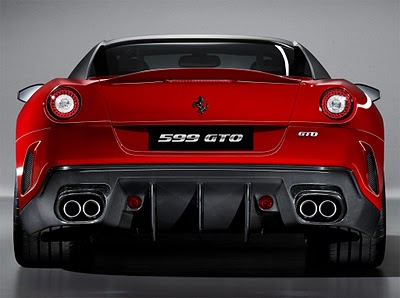 Ferrari 599 GTO arka görünüm ve dört egzoz çıkışı