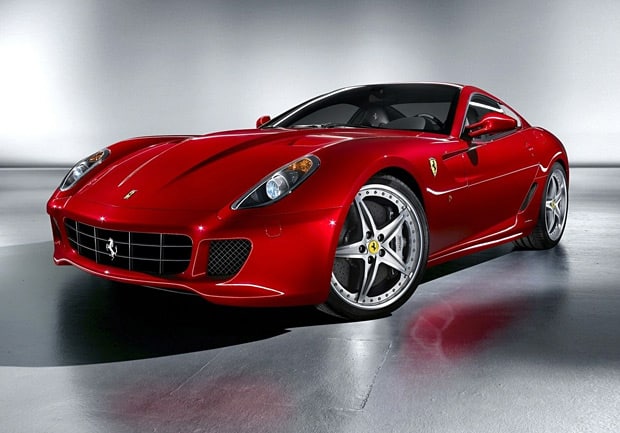 Ferrari 599 GTB Fiorano kırmızı gövde önden üç çeyrek stüdyo görünümü