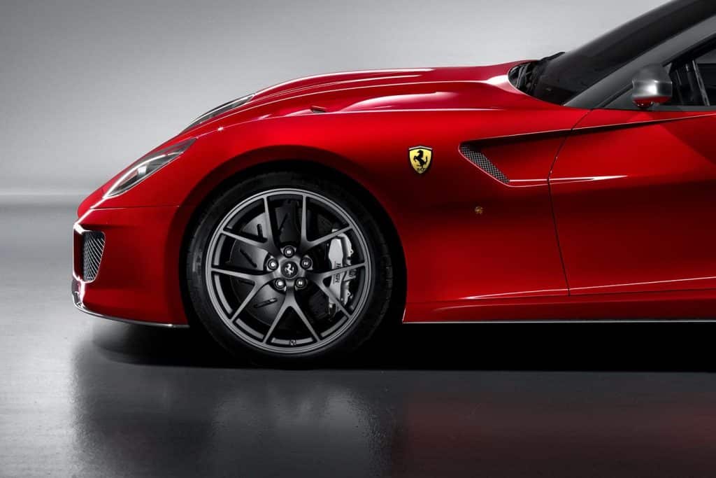 Kırmızı Ferrari 599 ailesi otomobilinin stüdyo görünümü