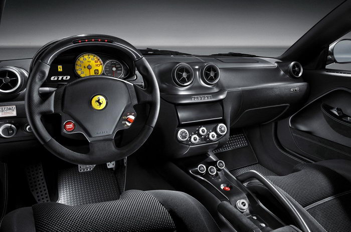 Ferrari 599 GTO kokpit ve direksiyon görünümü