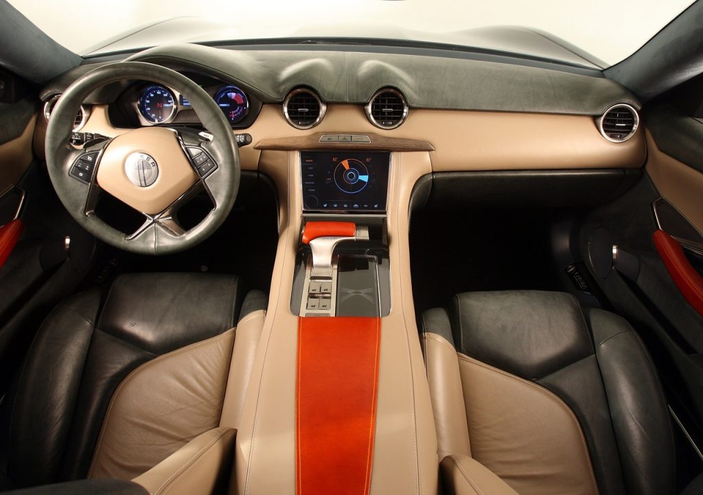 Fisker Karma sedan kabini ve dokunmatik ekran