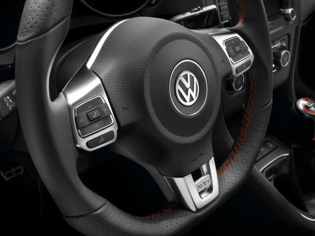 Golf GTI Edition 35 kırmızı dikişli direksiyon ve manuel vites