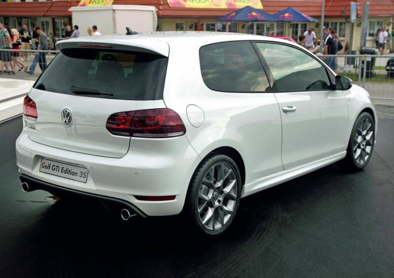 Beyaz Golf GTI Edition 35 üç kapılı arka görünüm