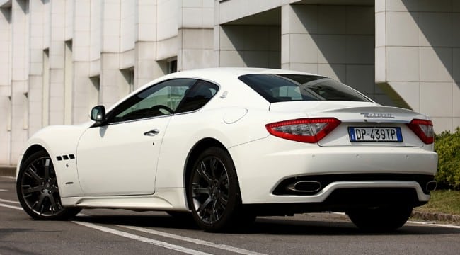 Maserati GranTurismo S Automatic Sport Pack beyaz gövde arka üç çeyrek görünümü