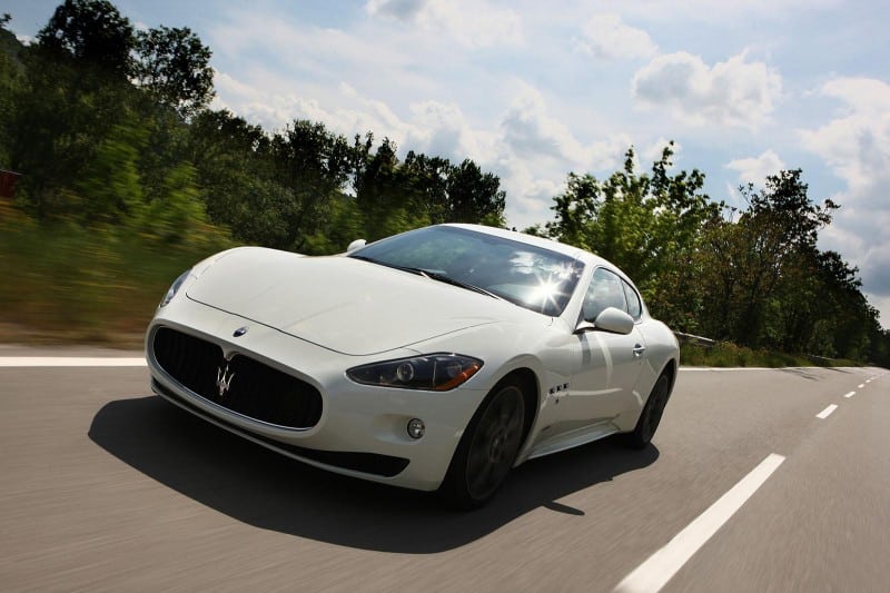 Beyaz Maserati GranTurismo S Automatic hareket halinde ön üç çeyrek görünüm