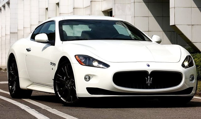 Beyaz Maserati GranTurismo S Automatic Sport Pack önden görünüm