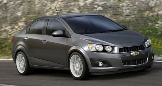 Kuzey Amerika Chevrolet Sonic Sedan hareket hâlinde önden üç çeyrek görünümü