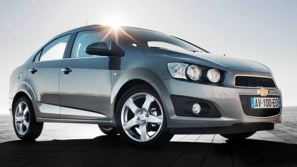 2012 Chevrolet Aveo Sedan gri gövde ön üç çeyrek görünümü