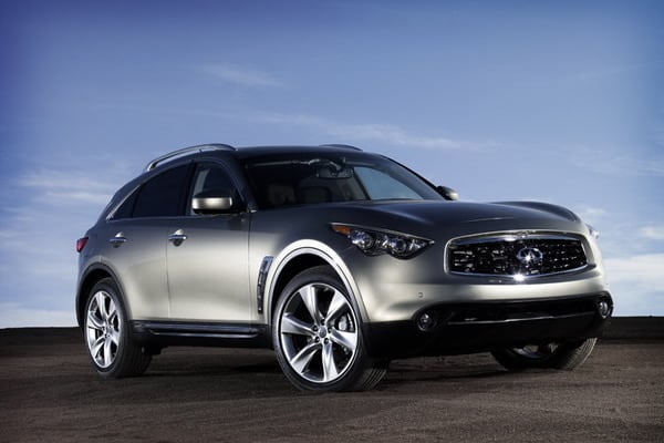 Gümüş Infiniti FX önden üç çeyrek görünümü