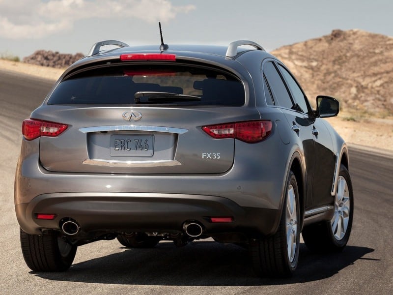 Gri Infiniti FX35 arkadan üç çeyrek görünümü