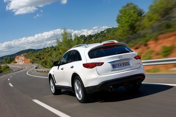 Beyaz Infiniti FX30d S yolda arka üç çeyrek görünümü