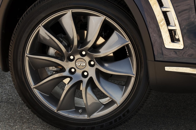 Infiniti FX alaşım jantı ve yan hava çıkışı detayı