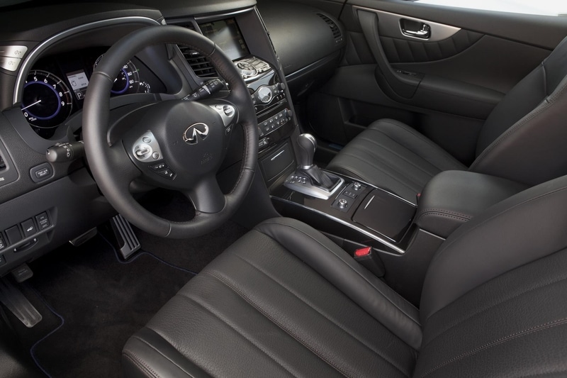 Infiniti FX sürücü bölümü ve orta konsolu