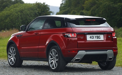 Kırmızı Range Rover Evoque Coupé arka görünümü
