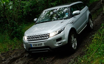 Beyaz Range Rover Evoque arazi parkurunda