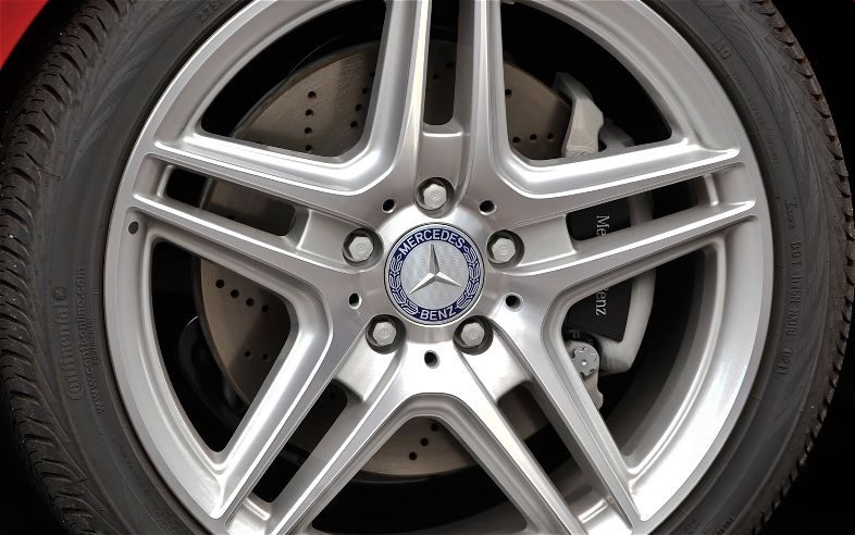 Mercedes-Benz C350 AMG jant ve delikli ön fren diski