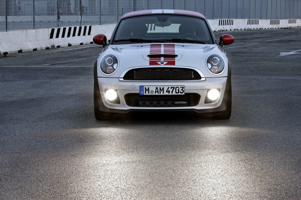 Kırmızı şeritli 2012 MINI Coupé önden görünüm