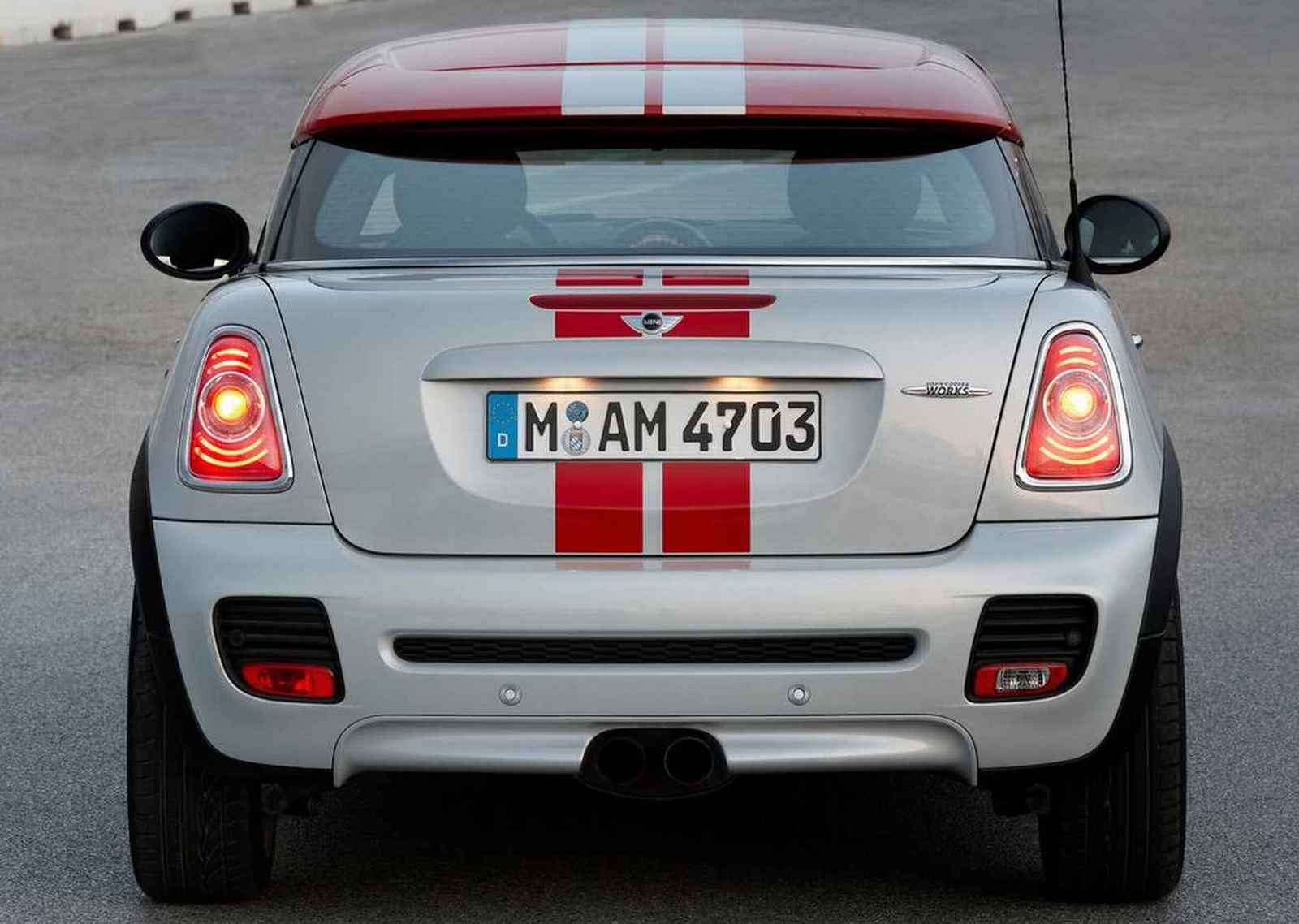 MINI John Cooper Works Coupé arka görünüm ve çift egzoz