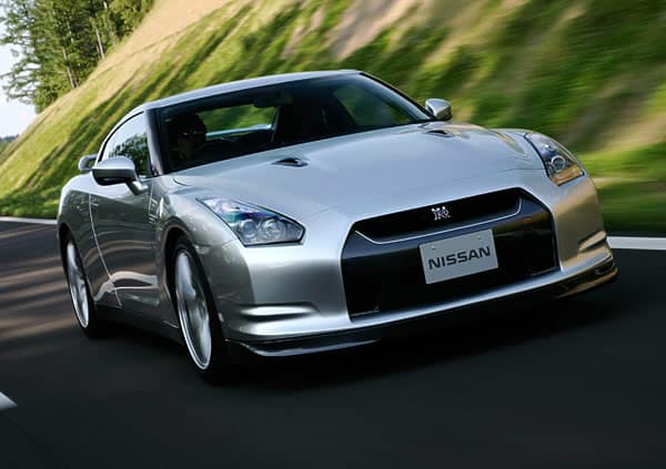 Gümüş makyaj öncesi Nissan GT-R R35 önden hareket hâlinde
