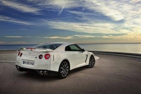 Beyaz Nissan GT-R R35 arkadan üç çeyrek görünüm