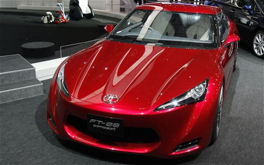 2009 Toyota FT-86 Concept fuar standında önden görünüm