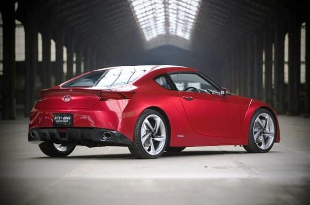 2009 Toyota FT-86 Concept kırmızı gövdeyle arkadan üç çeyrek görünüm