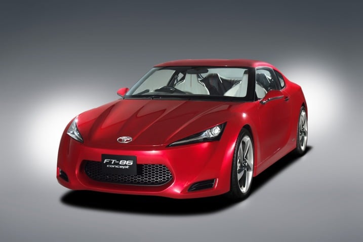 Toyota FT-86 konsepti 2009 kırmızı gövdeyle önden üç çeyrek görünüm