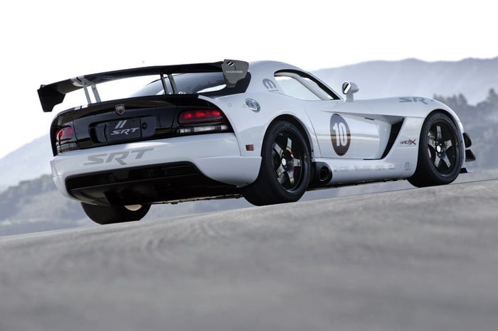 Beyaz Dodge Viper ACR-X yarış otomobili arka görünümü