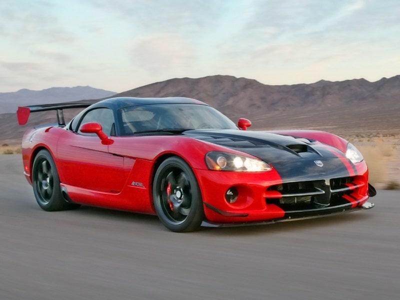 Kırmızı önceki nesil Dodge Viper pist sürüşü
