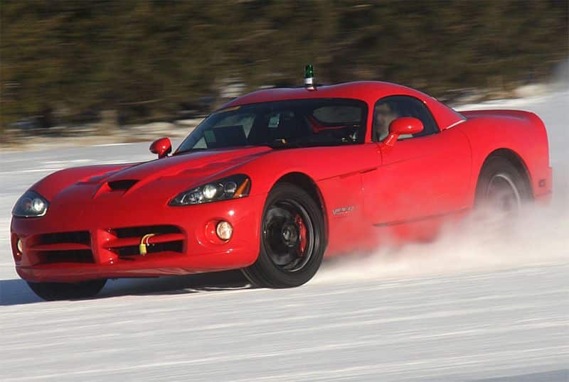 Kırmızı Dodge Viper karlı zeminde sürüş