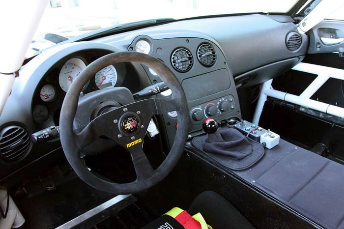 Yarış hazırlıklı Dodge Viper kokpiti ve manuel vites