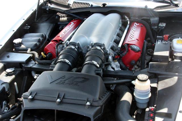 Önceki nesil Dodge Viper V10 motor bölmesi