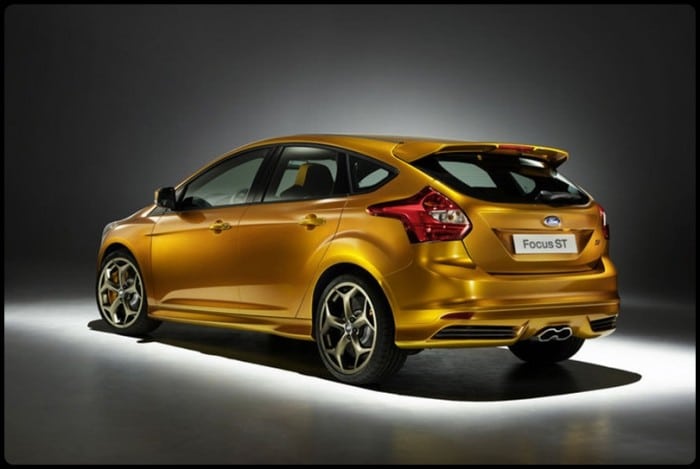 Ford Focus ST Paris gösterim aracı arkadan üç çeyrek görünüm