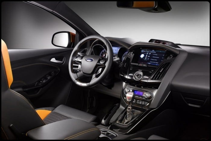 Ford Focus ST Paris gösterim aracı kokpiti ve yardımcı göstergeler