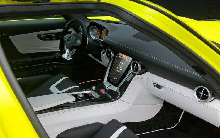 SLS AMG E-Cell siyah beyaz kabini ve dokunmatik orta ekranı