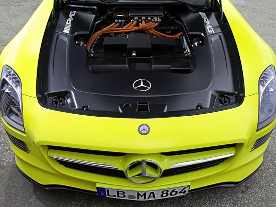 SLS E-Cell ön bölümündeki yüksek gerilim kabloları ve elektrik bileşenleri