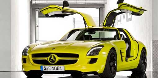 Mercedes-Benz SLS AMG E-Cell floresan sarı gövdesi ve açık martı kanatlı kapıları