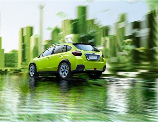 Yeşil Subaru XV Concept arkadan üç çeyrek görünüm