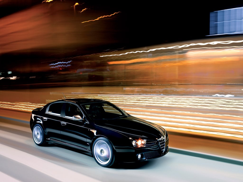 Siyah Alfa Romeo 159 sedan gece ön üç çeyrek görünüm