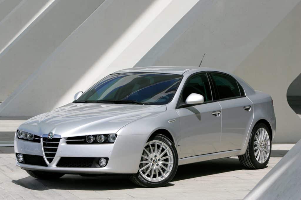 Gümüş Alfa Romeo 159 sedan sol ön üç çeyrek görünüm