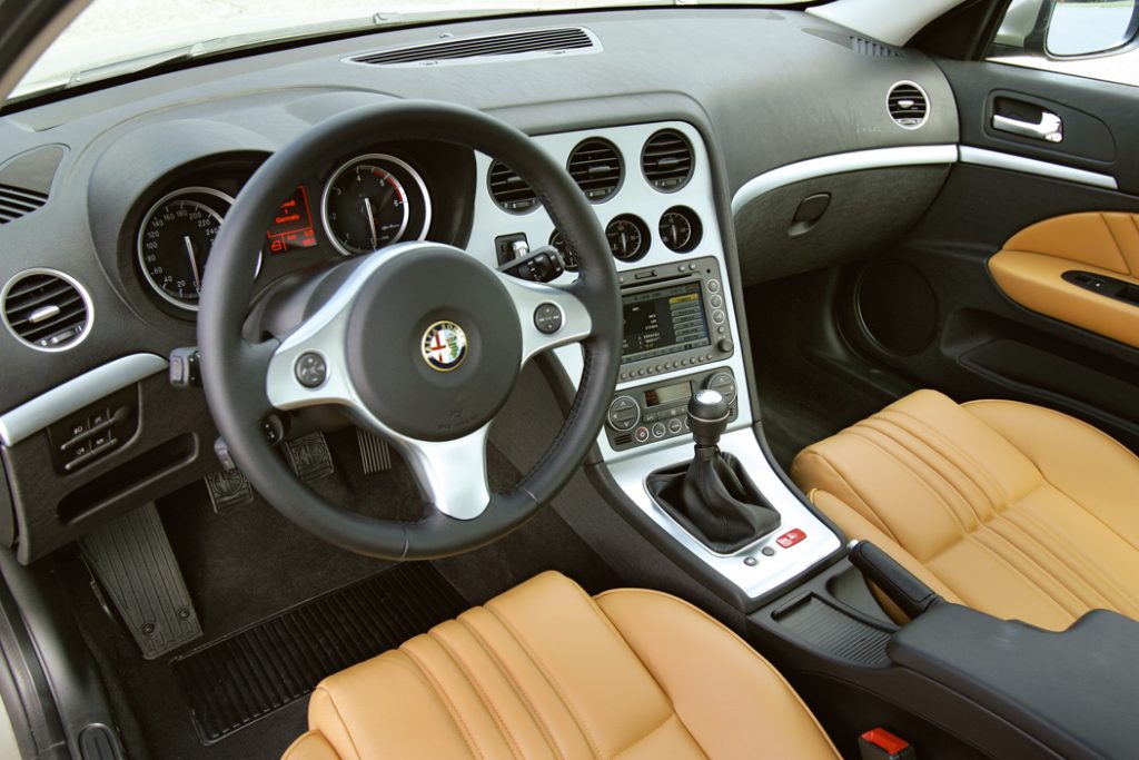 Alfa Romeo 159 sürücü odaklı kokpit ve manuel vites
