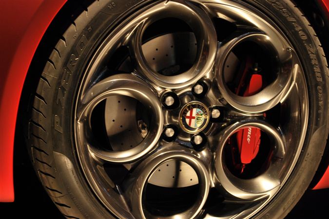 Alfa Romeo amblemli jant ve fren sistemi detayı