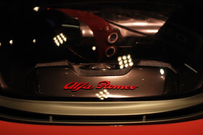 4C konseptinin cam altındaki motor kapağı