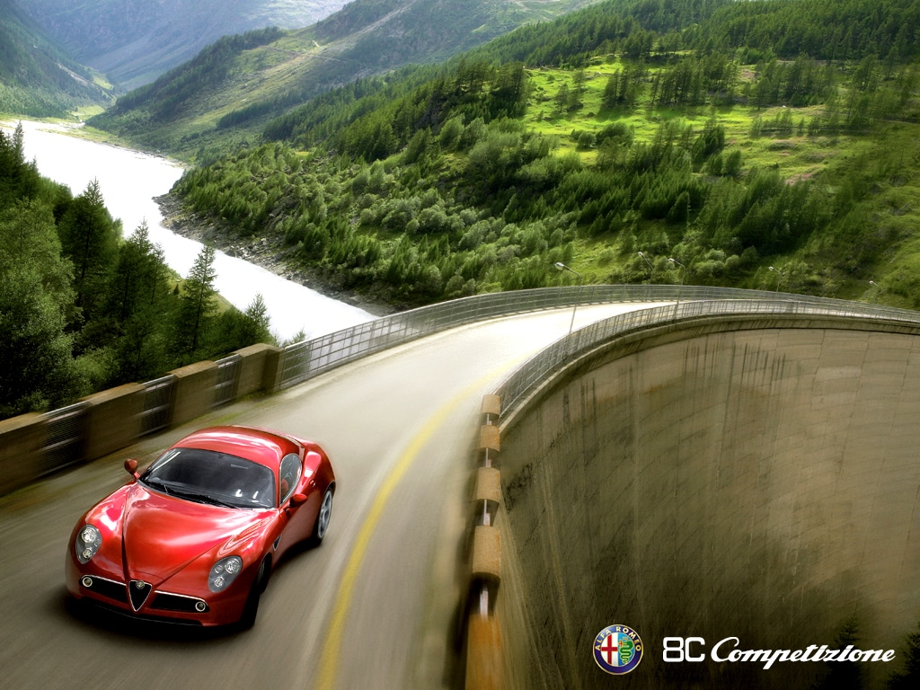 Kırmızı 8C Competizione dağ yolunda üst açıdan